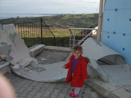 Şiddetli rüzgar, anaokulunun dış cephe yalıtımını söktü