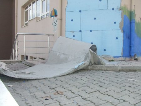 Şiddetli rüzgar, anaokulunun dış cephe yalıtımını söktü