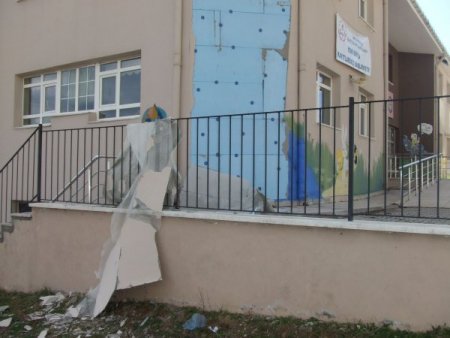 Şiddetli rüzgar, anaokulunun dış cephe yalıtımını söktü