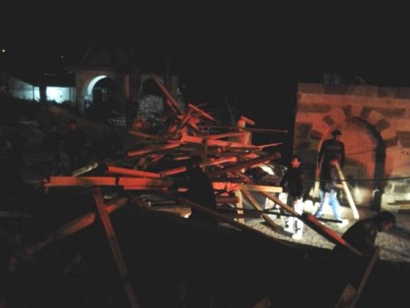 Şiddetli rüzgar minare iskelesini yıktı