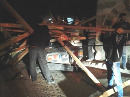 Şiddetli rüzgar minare iskelesini yıktı