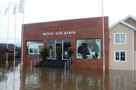 Şiddetli Yağmur Edremit'te Su Baskınlarına Neden Oldu