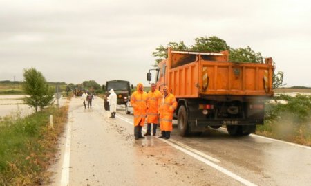 Şiddetli Yağmur Keşan-enez Karayolunda Trafiği Aksattı