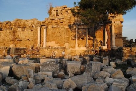 Side Anıtsal Çeşme'de 8 Sütun Ayağa Kaldırıldı