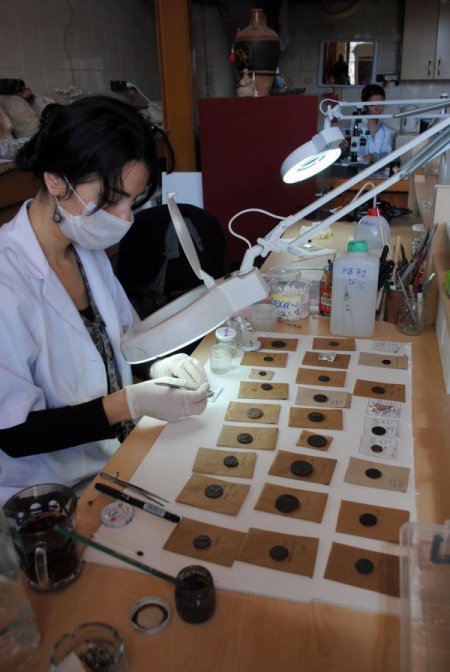 Side Müzesi'de 10 bin tarihi sikke taramadan geçirildi