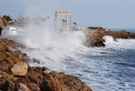 Side'de deniz dalgalanması, turistleri tarihi taş üstünde uyuttu