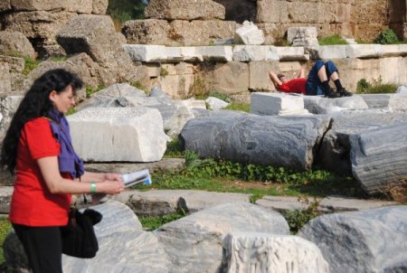 Side'de deniz dalgalanması, turistleri tarihi taş üstünde uyuttu