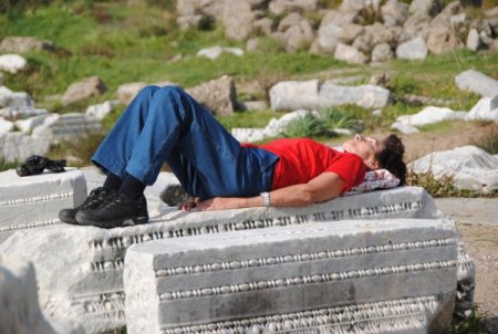 Side'de deniz dalgalanması, turistleri tarihi taş üstünde uyuttu