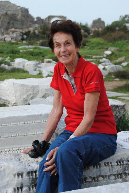 Side'de deniz dalgalanması, turistleri tarihi taş üstünde uyuttu