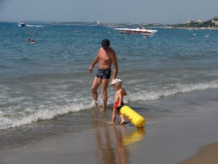 Side'de Halk Bayramlaşırken Turistler Denize Girdi