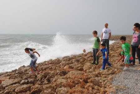 Side'de rüzgarlı ve fırtınalı hava hayatı olumsuz etkiliyor