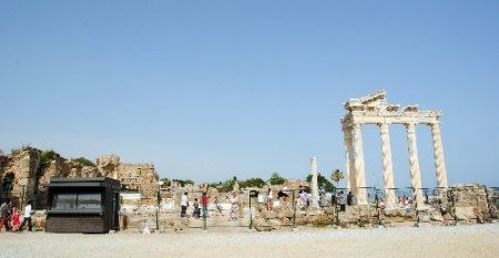 Side'de tapınaklar bölgesi tel örgü ile koruma altına alındı