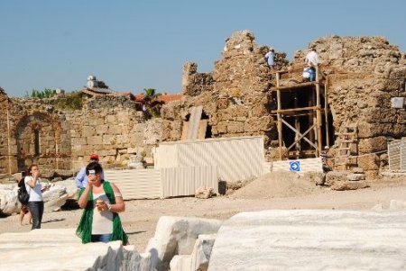 Side'de tapınaklar bölgesinde restorasyon çalışması başladı