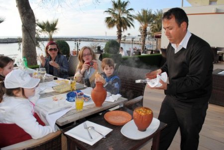 Side'ye gelen turistlerin yılbaşı yemeği, hindi etli testi kebabı
