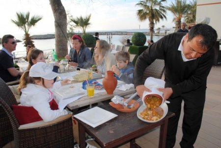Side'ye gelen turistlerin yılbaşı yemeği, hindi etli testi kebabı