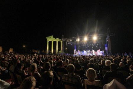 Side'ye tatile gelen turistler Latin müziğiyle coştu