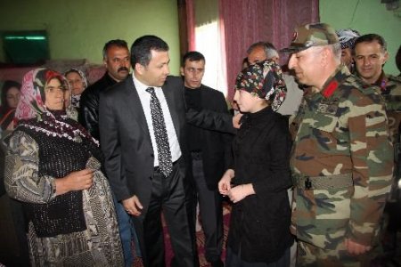 Sıfır Noktasına Skorski İle Giden Vali, Şehit Eşlerine Yeni Evlerinin Anahtarını Verdi