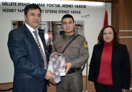 Sigara bırakanlara gömlek ve kravat hediye edildi