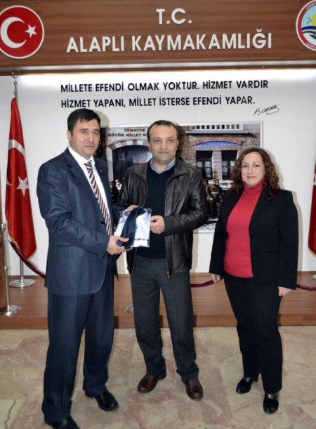 Sigara bırakanlara gömlek ve kravat hediye edildi