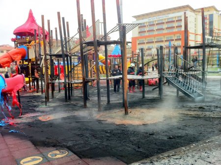 Sigara izmariti, çocuk oyun parkını alev alev yaktı (Özel)