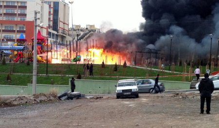 Sigara izmariti, çocuk oyun parkını alev alev yaktı (Özel)