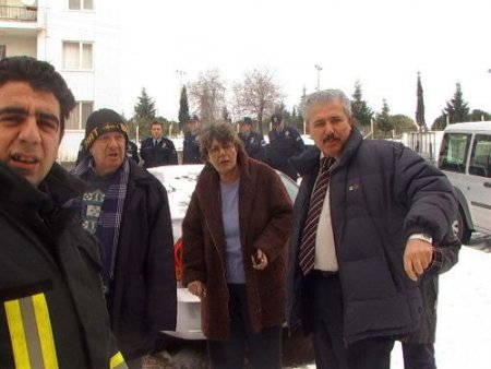 Sigara İzmaritinden Çıkan Yangın Apartman Sakinlerini Korkuttu