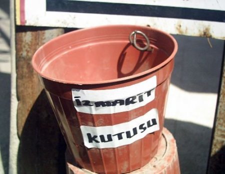 Sigara İzmaritlerini Yere Atmasınlar Diye Direğe Çöp Kutusu Astılar