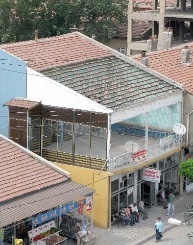 Sigara Tiryakileri İçin Kahvehanenin Çatısını Kaldırttı
