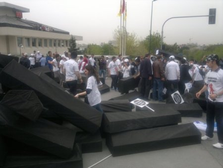 Sigaraya 'Tabutlu' Protesto