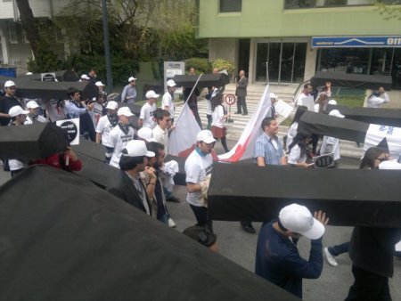 Sigaraya 'Tabutlu' Protesto