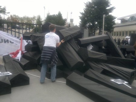 Sigaraya 'Tabutlu' Protesto