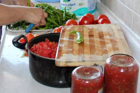 Sığınma evi çalışanları, mağdur kadınlara harçlık için konserve imal ediyor