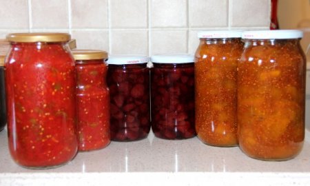 Sığınma evi çalışanları, mağdur kadınlara harçlık için konserve imal ediyor