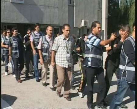 Sigorta Şirketleri Ve Vatandaşları Dolandıran Şebeke Çökertildi