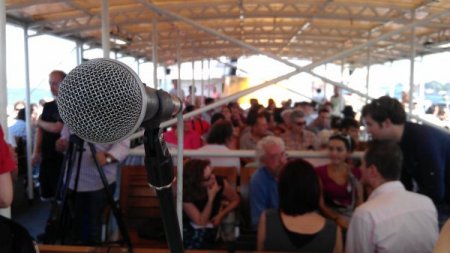 'Şiir Hatları' vapuru Boğaz'a indi