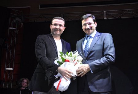 Şiir sevgisi salona sığmadı