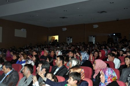 Şiir sevgisi salona sığmadı