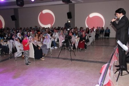 Şiir ve türküler anneler için okundu