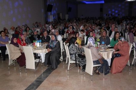 Şiir ve türküler anneler için okundu