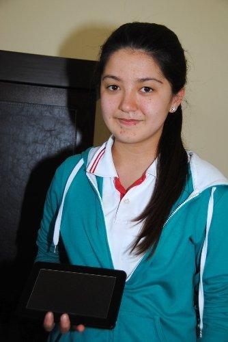 Şiir yarışmasında birinci olan Büşra Arık, tablet bilgisayarla ödüllendirildi