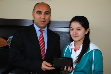 Şiir yarışmasında birinci olan Büşra Arık, tablet bilgisayarla ödüllendirildi