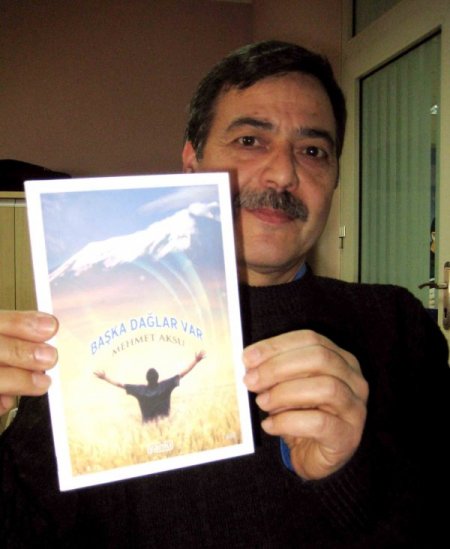 Şiirlerini Korsan Yayınlayan Kişiyi Kitabının Arka Sayfasına Taşıdı