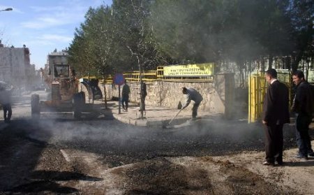 Siirt Caddelerindeki Çukurlar Asfaltla Dolduruluyor