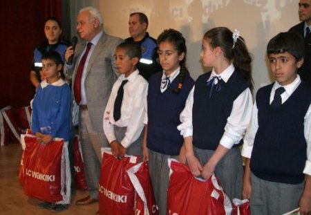 Siirt Emniyet Müdürlüğü'nden Muhtaç Öğrencilere Kıyafet Yardımı