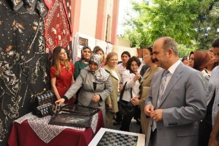 Siirt Halk Eğitim Merkezi kursiyerleri yıl sonu sergisi açtı