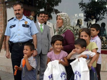 Siirt Terörle Mücadele Şube Müdürlüğü, Muhtaç Ailelere Bayramlık Aldı