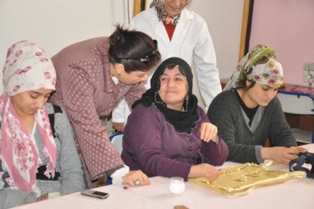 Siirt Valisi Aydın'ın eşi, toplum merkezlerini ziyaret etti