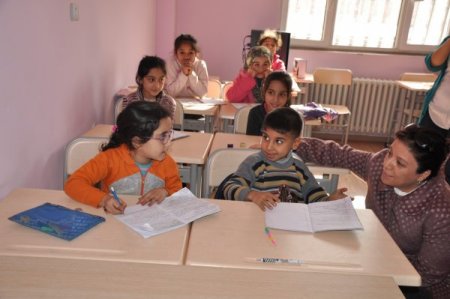 Siirt Valisi Aydın'ın eşi, toplum merkezlerini ziyaret etti