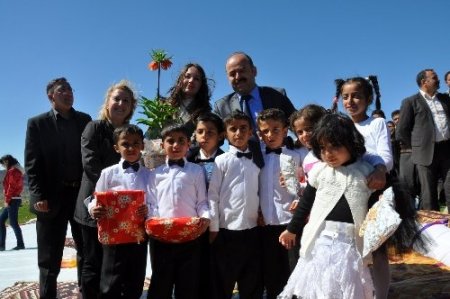 Siirt Valisi PKK'nın yol kestiği Bestler Dereler'de barış halayı çekti