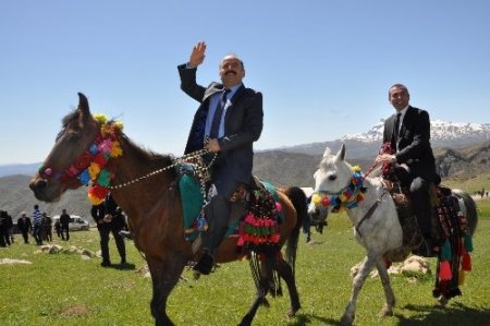 Siirt Valisi PKK'nın yol kestiği Bestler Dereler'de barış halayı çekti